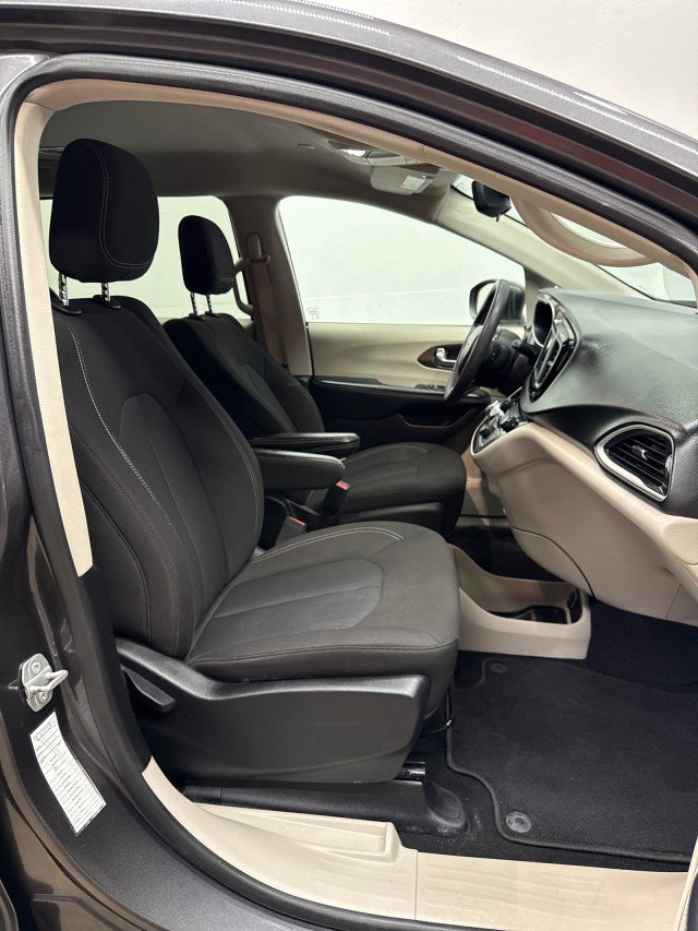 Used 2023 Chrysler Voyager LX image 31