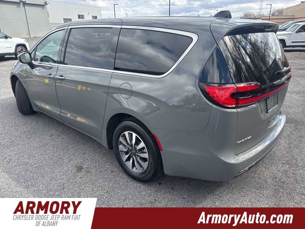 Used 2023 Chrysler Pacifica Touring-L w/ Uconnect Theater Family Group image 6