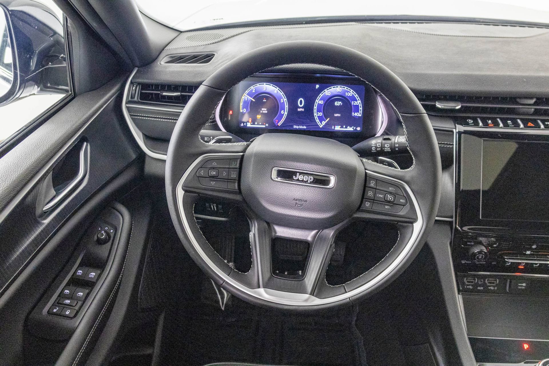 New 2025 Jeep Grand Cherokee Altitude image 30