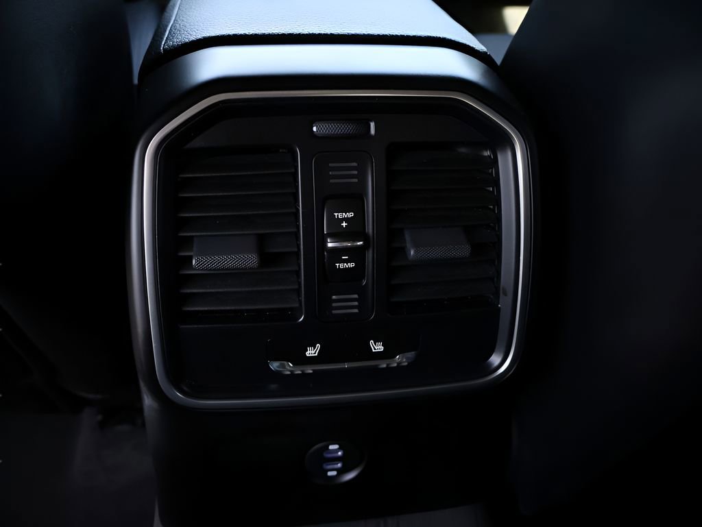 Used 2025 Porsche Macan image 21