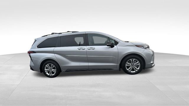 Used 2023 Toyota Sienna XSE image 31