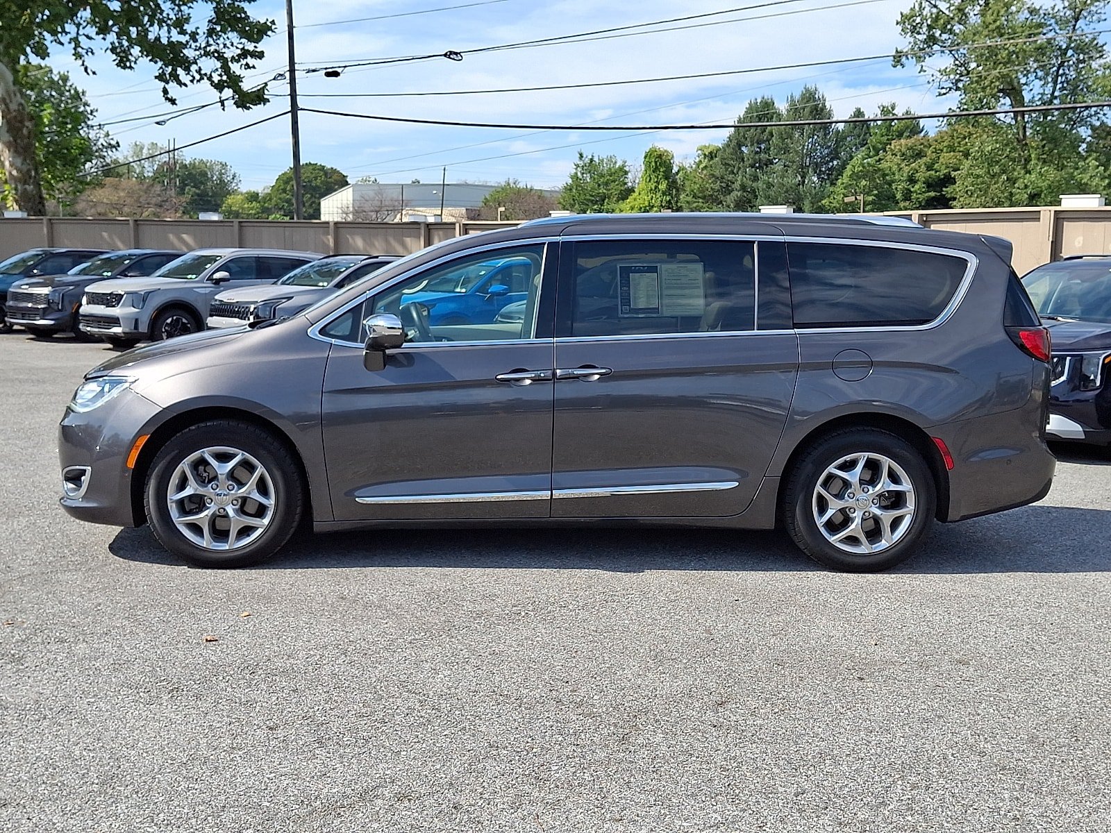 Used 2019 Chrysler Pacifica Limited w/ Advanced Safetytec Group FWD image 8