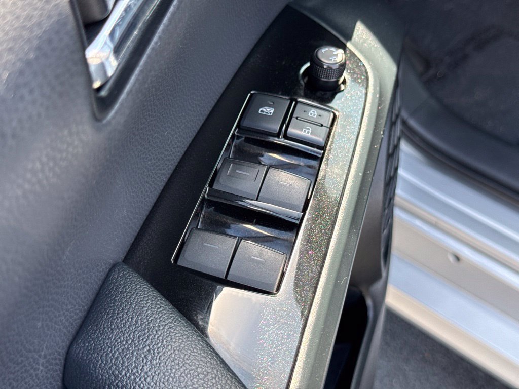 Used 2019 Toyota Prius XLE w/ Premium Convenience Package FWD image 18