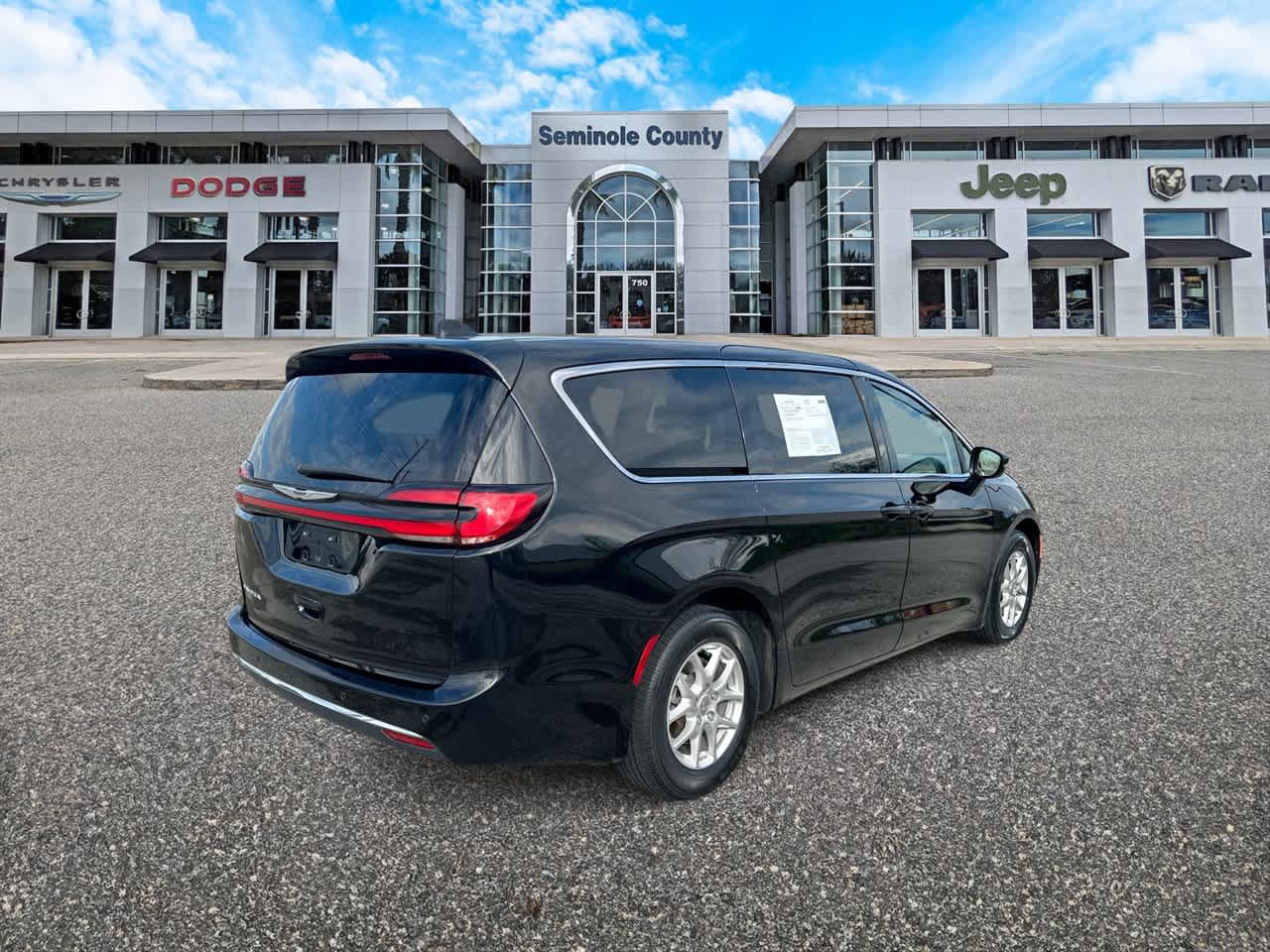 Certified 2024 Chrysler Pacifica Touring-L FWD image 8