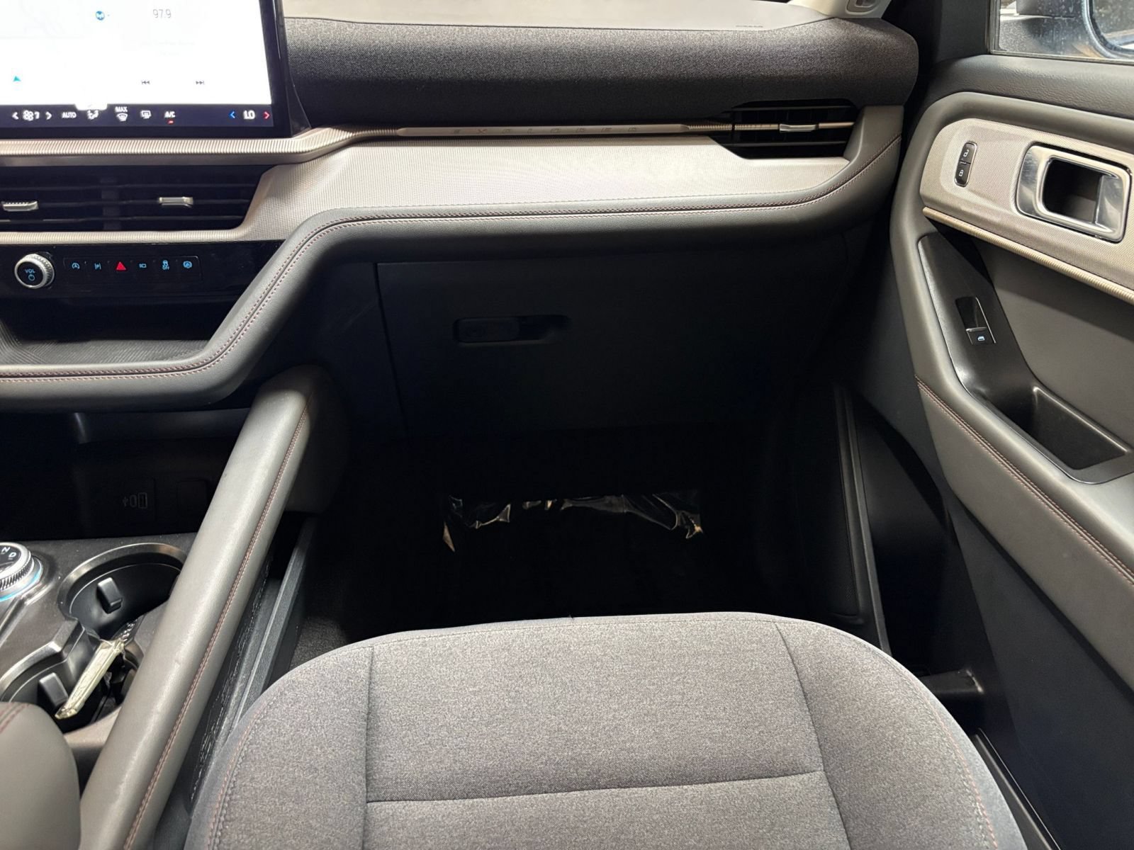 Used 2026 Ford Explorer Active AWD/4WD image 37