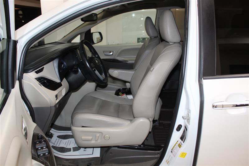 Used 2020 Toyota Sienna XLE AWD/4WD image 24