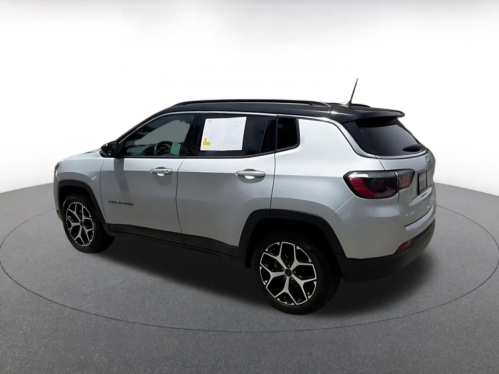Used 2025 Jeep Compass Limited AWD/4WD image 9