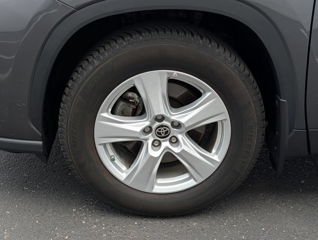 Used 2024 Toyota Highlander LE FWD image 10