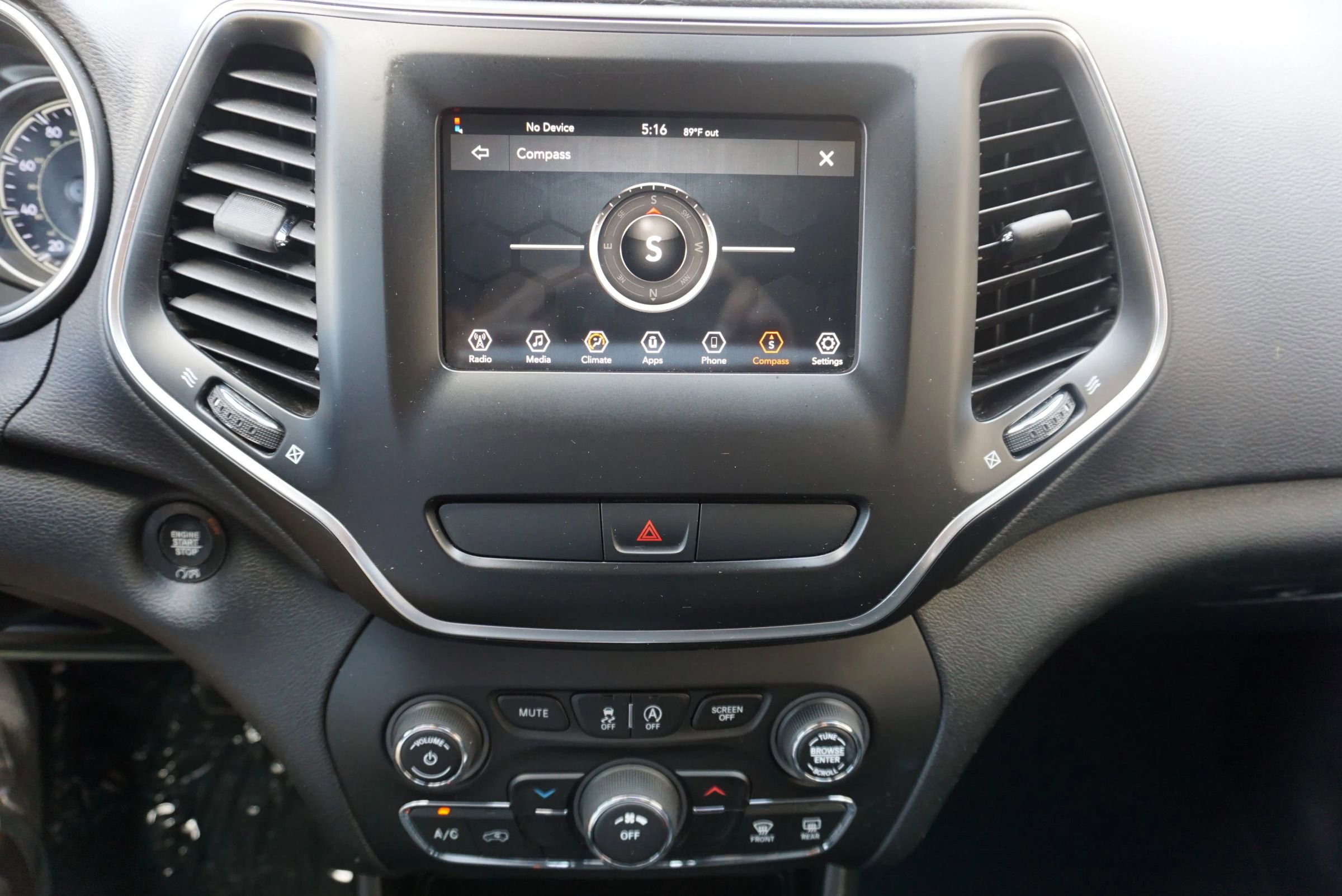 Used 2019 Jeep Cherokee Latitude Plus image 27
