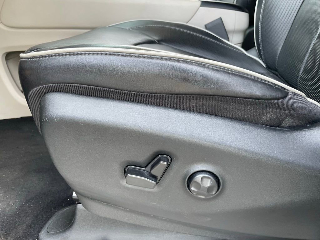 Used 2024 Chrysler Pacifica Limited image 11