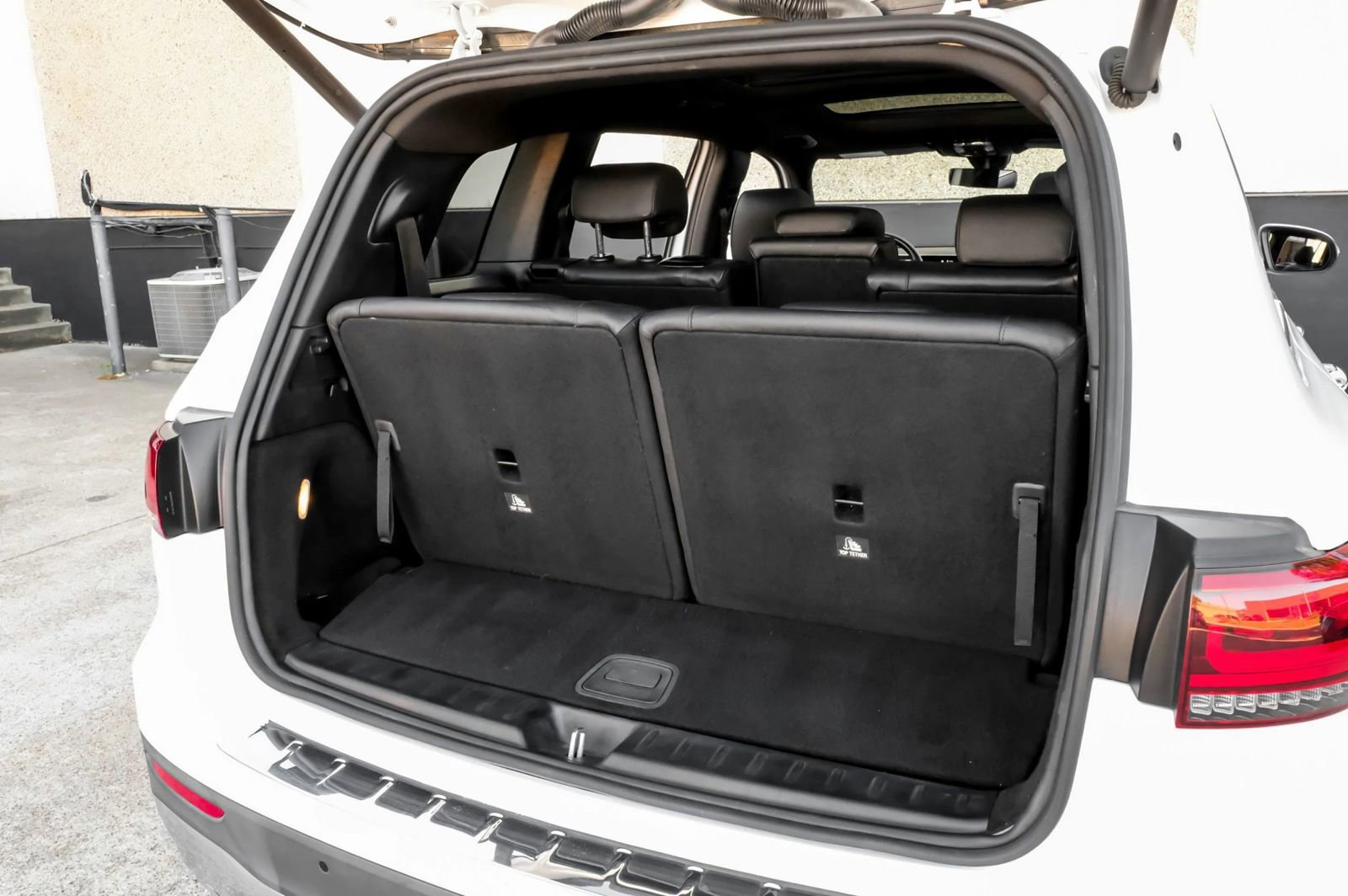 Used 2021 Mercedes-Benz GLB 250 4MATIC w/ Premium Package image 54