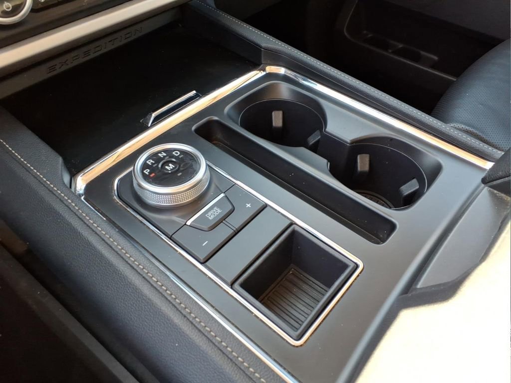 Used 2024 Ford Expedition XLT image 18
