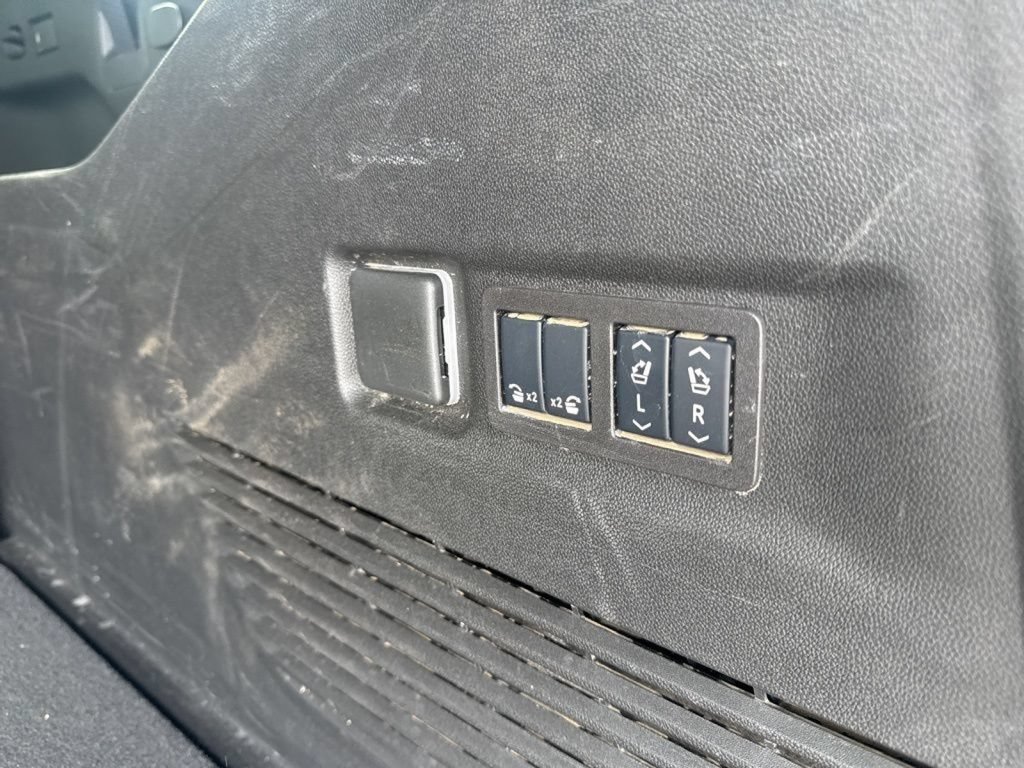 Used 2025 Chevrolet Suburban High Country AWD/4WD image 18