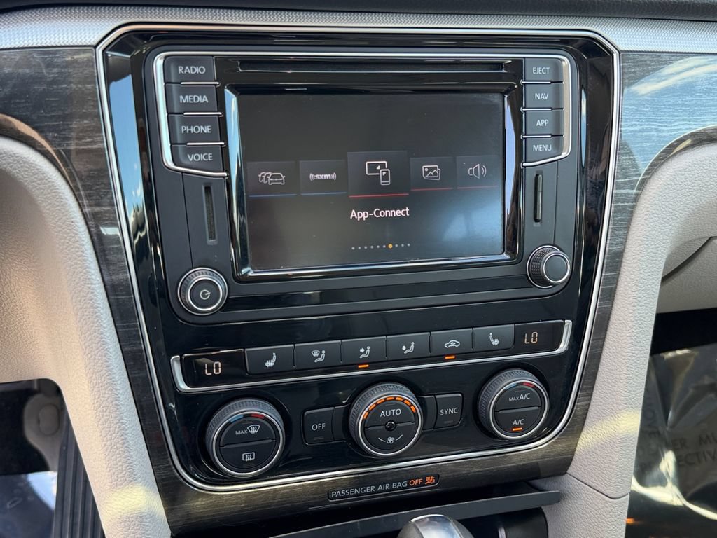 Used 2018 Volkswagen Passat 2.0T SE FWD image 24