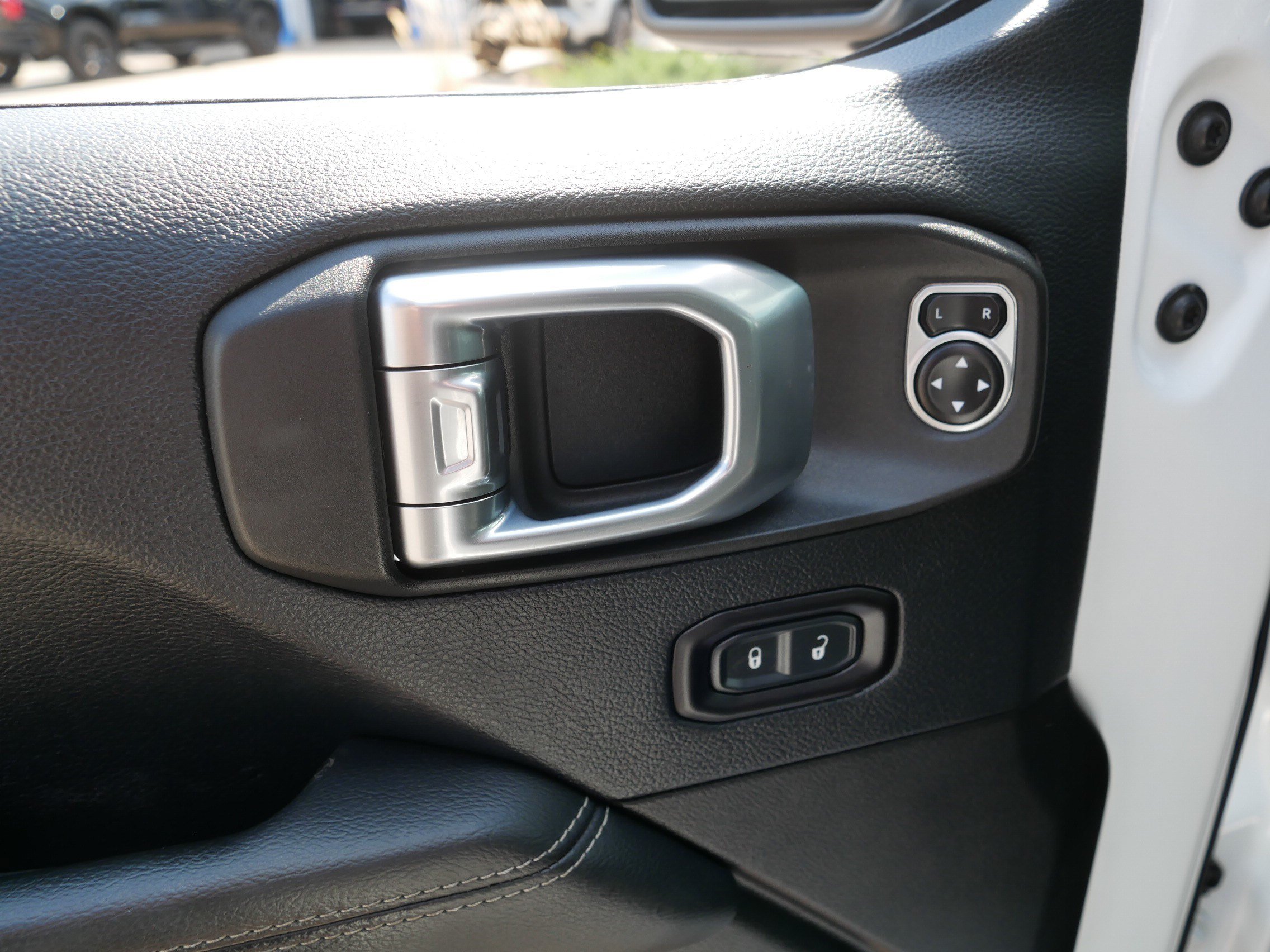 Used 2018 Jeep Wrangler Unlimited Sahara w/ Dual Top Group AWD/4WD image 19