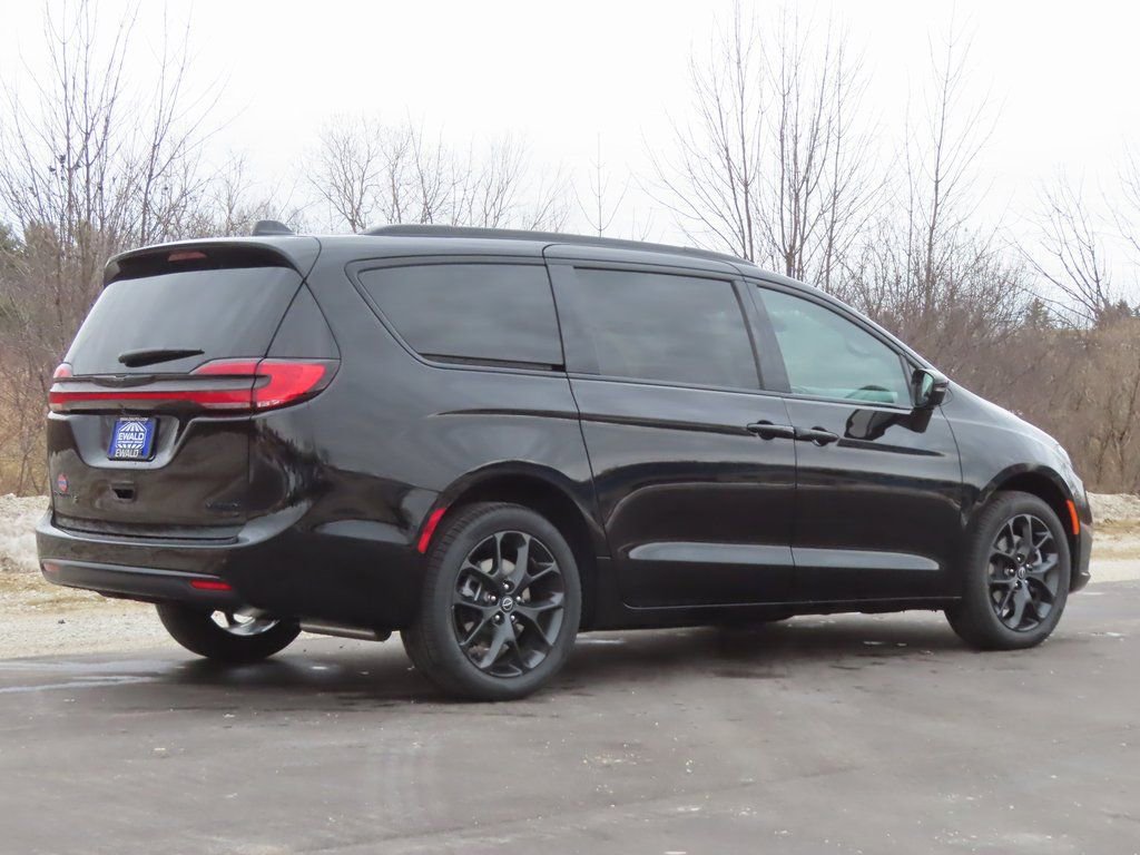 New 2026 Chrysler Pacifica Limited w/ S Appearance Package image 3