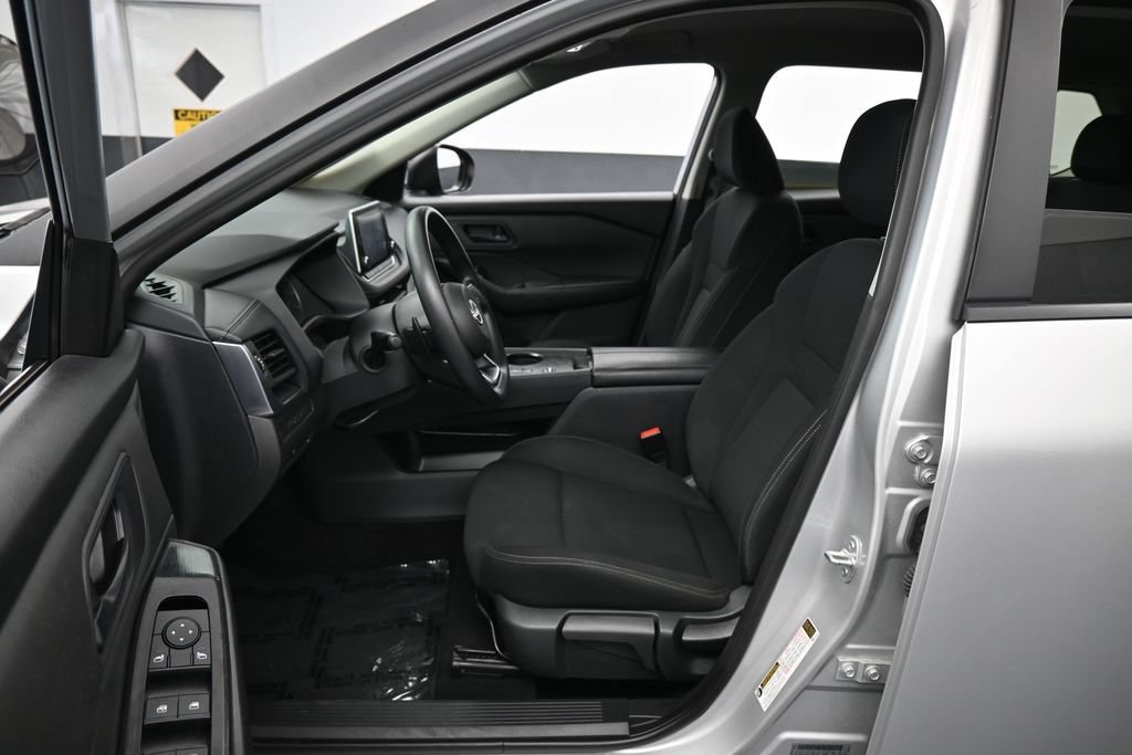 Used 2024 Nissan Rogue S FWD image 11