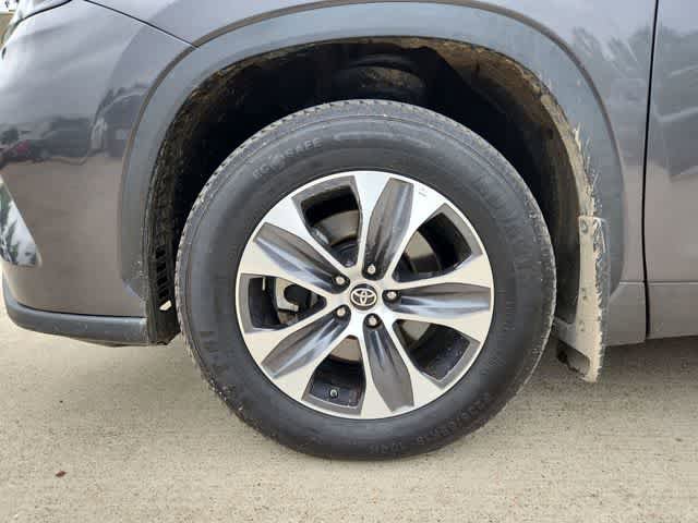 Used 2022 Toyota Highlander XLE AWD/4WD image 13