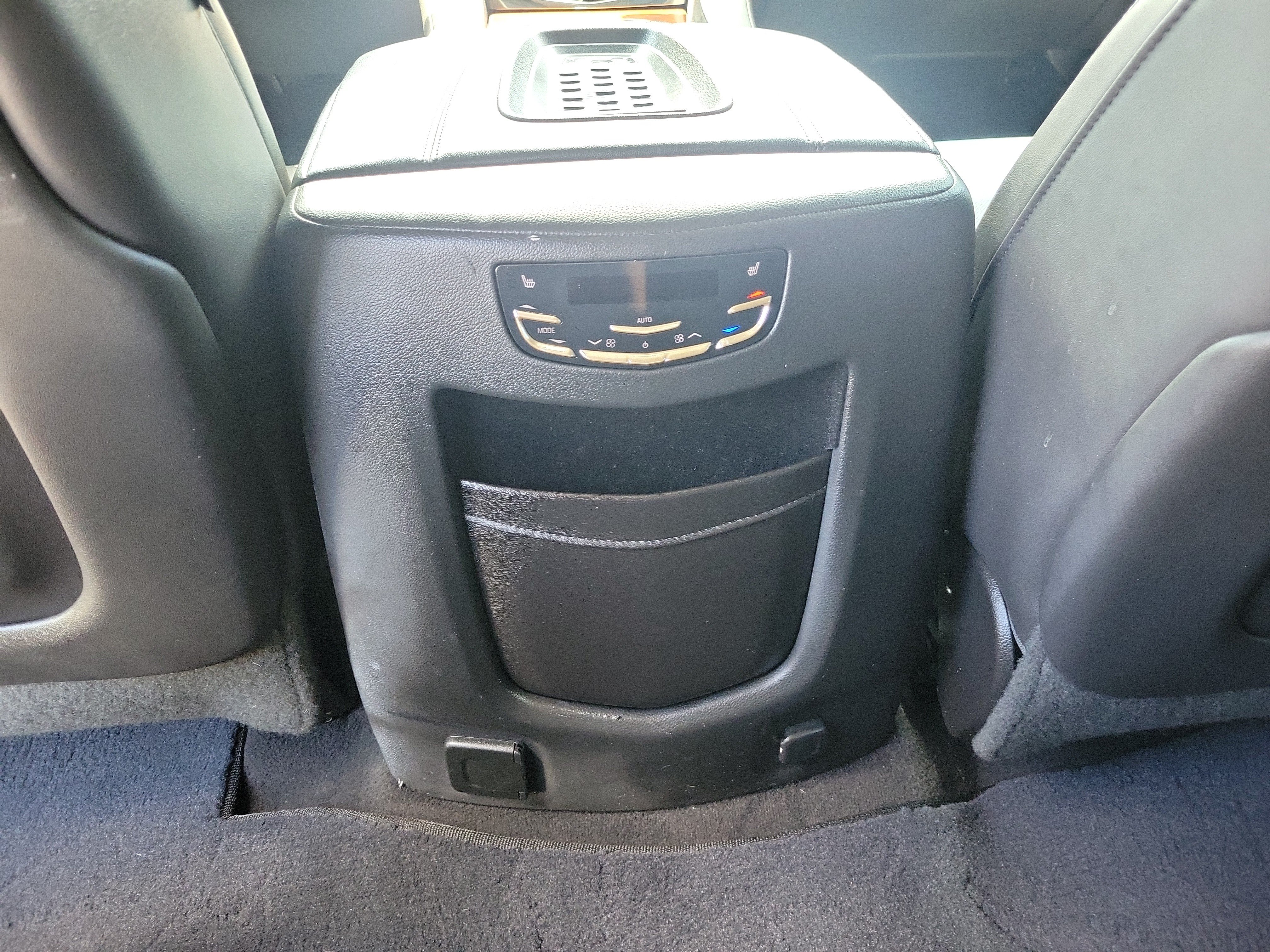 Used 2015 Cadillac Escalade Luxury AWD/4WD image 12