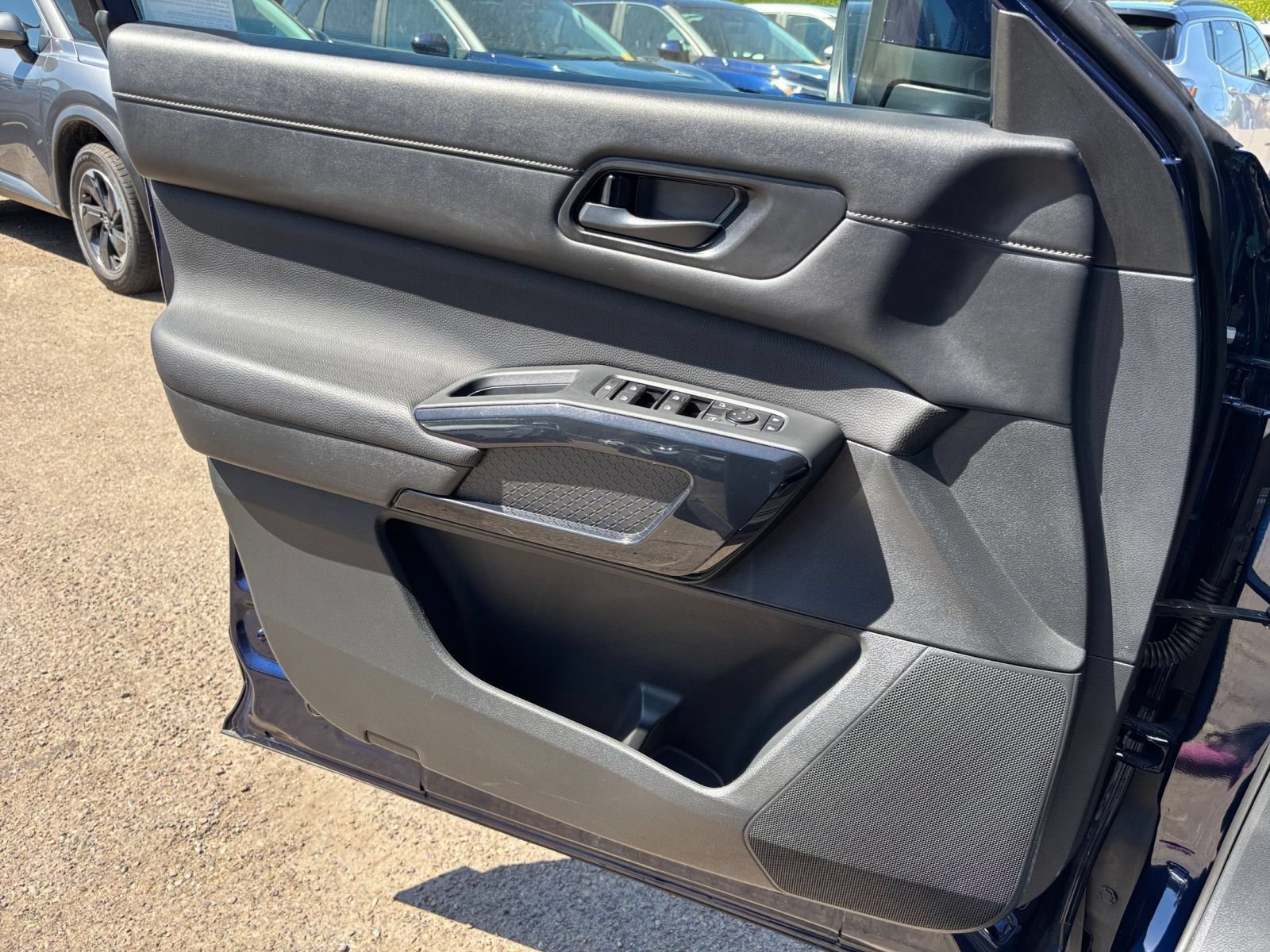 Used 2025 Nissan Pathfinder SV FWD image 18