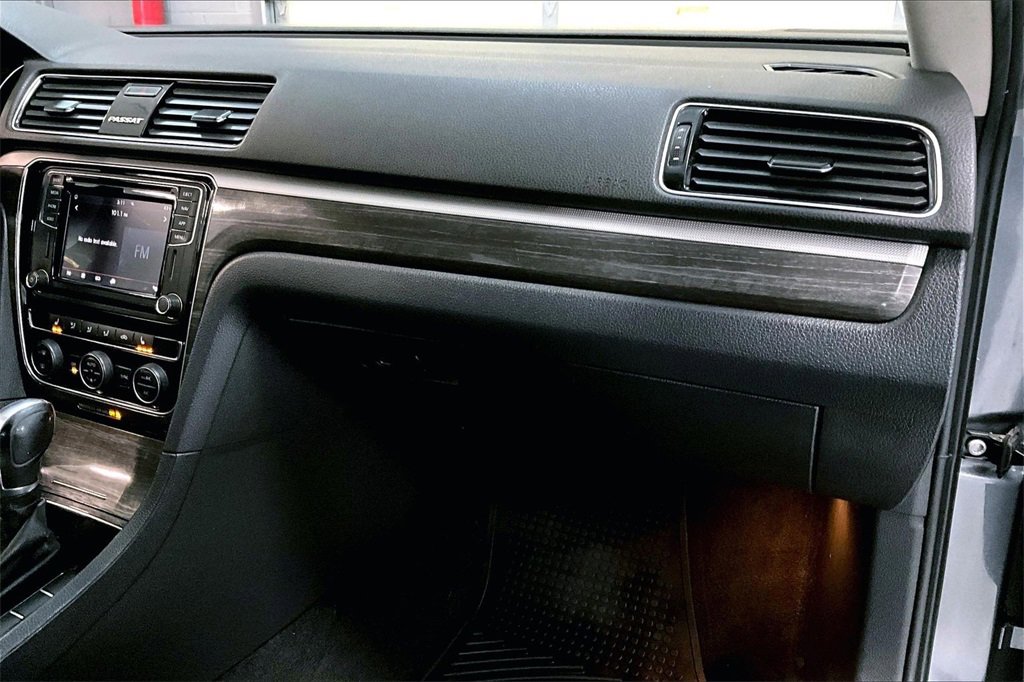 Used 2018 Volkswagen Passat 2.0T SE image 16