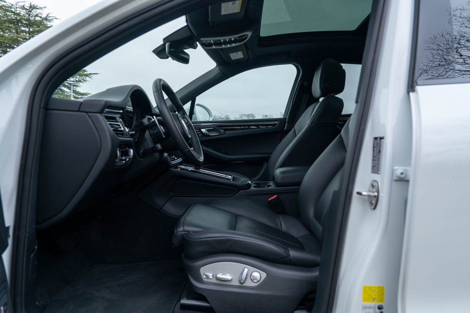 Certified 2025 Porsche Macan image 24