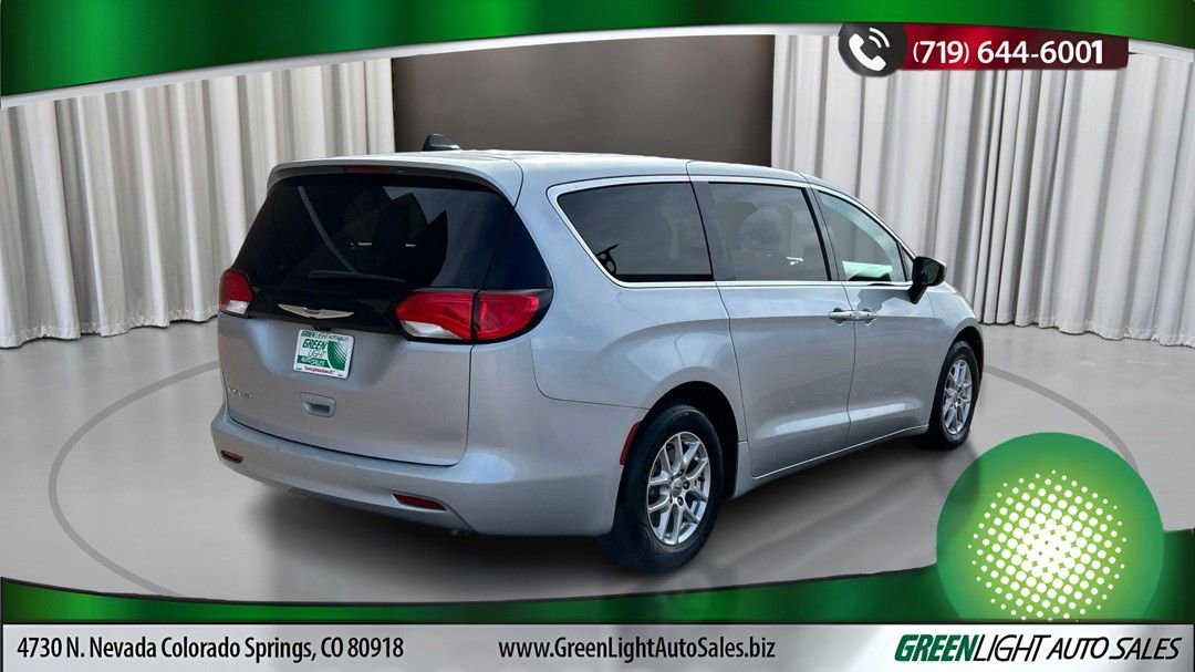 Used 2023 Chrysler Voyager LX image 5