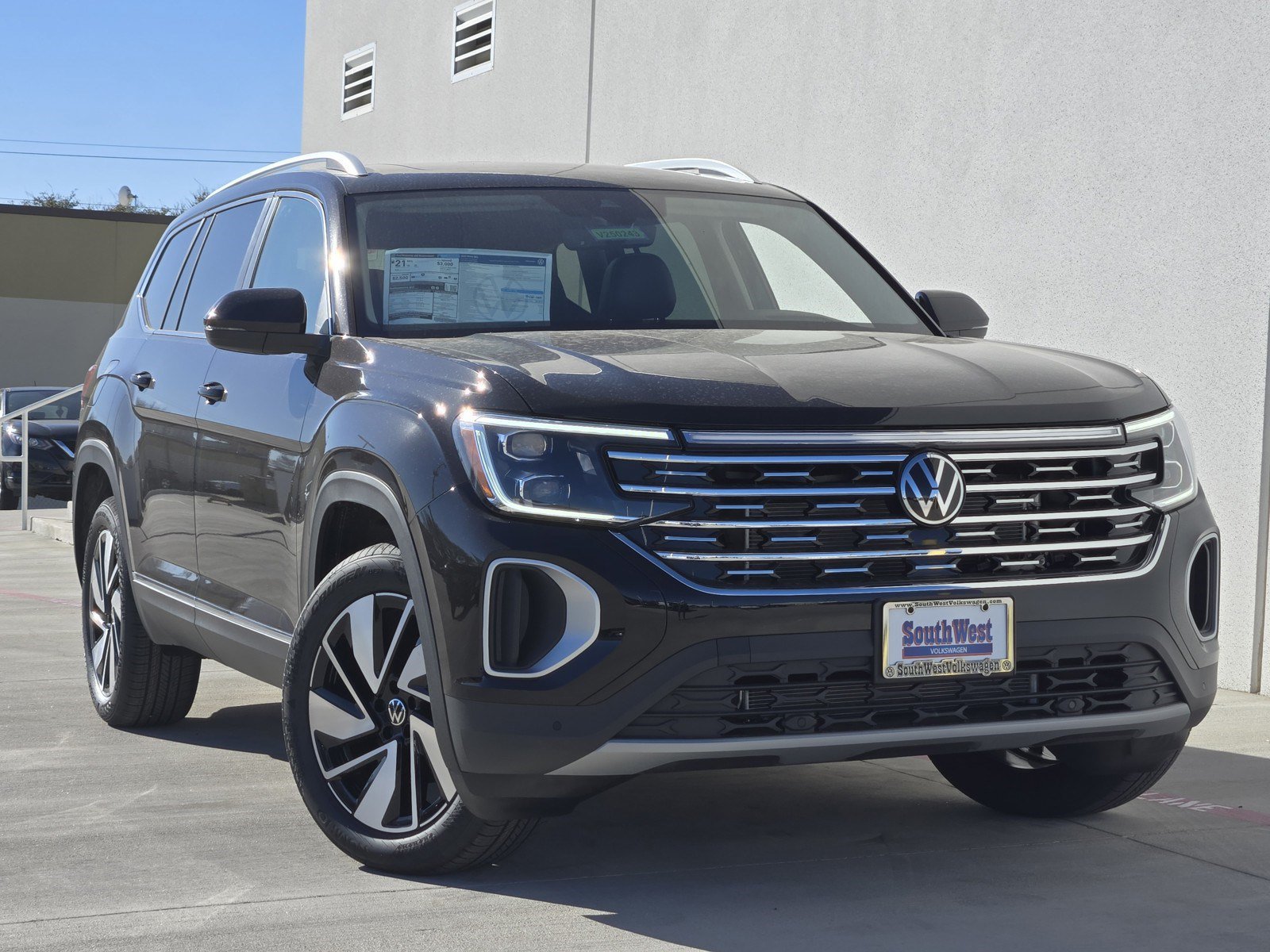 Used 2025 Volkswagen Atlas SEL AWD/4WD image 2