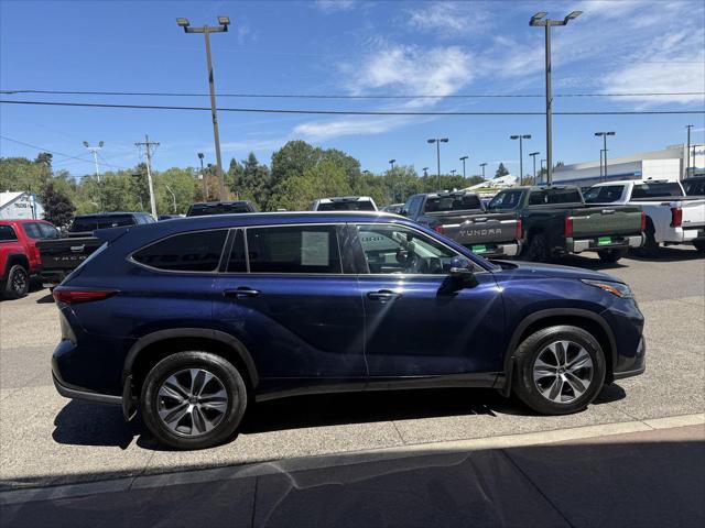 Certified 2021 Toyota Highlander XLE AWD/4WD image 9
