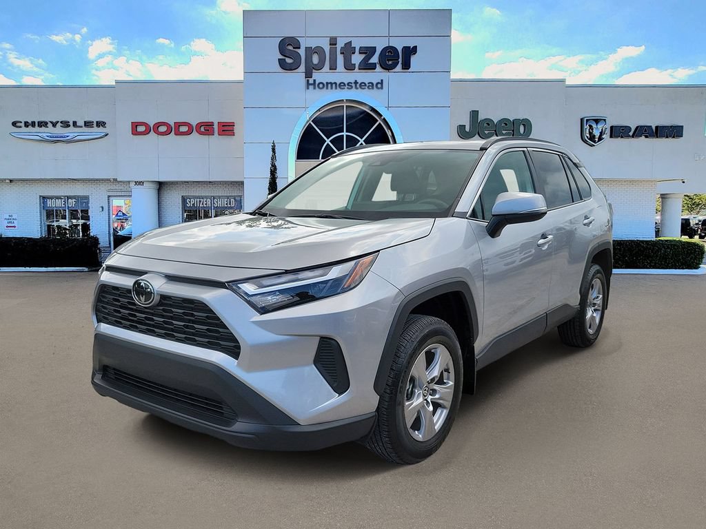 Used 2025 Toyota RAV4 XLE w/ Convenience Package FWD image 4