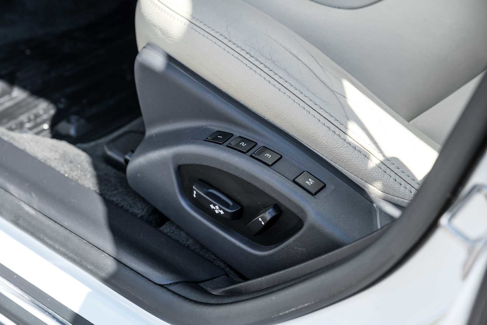 Used 2017 Volvo V60 T5 Premier w/ Convenience Package image 32