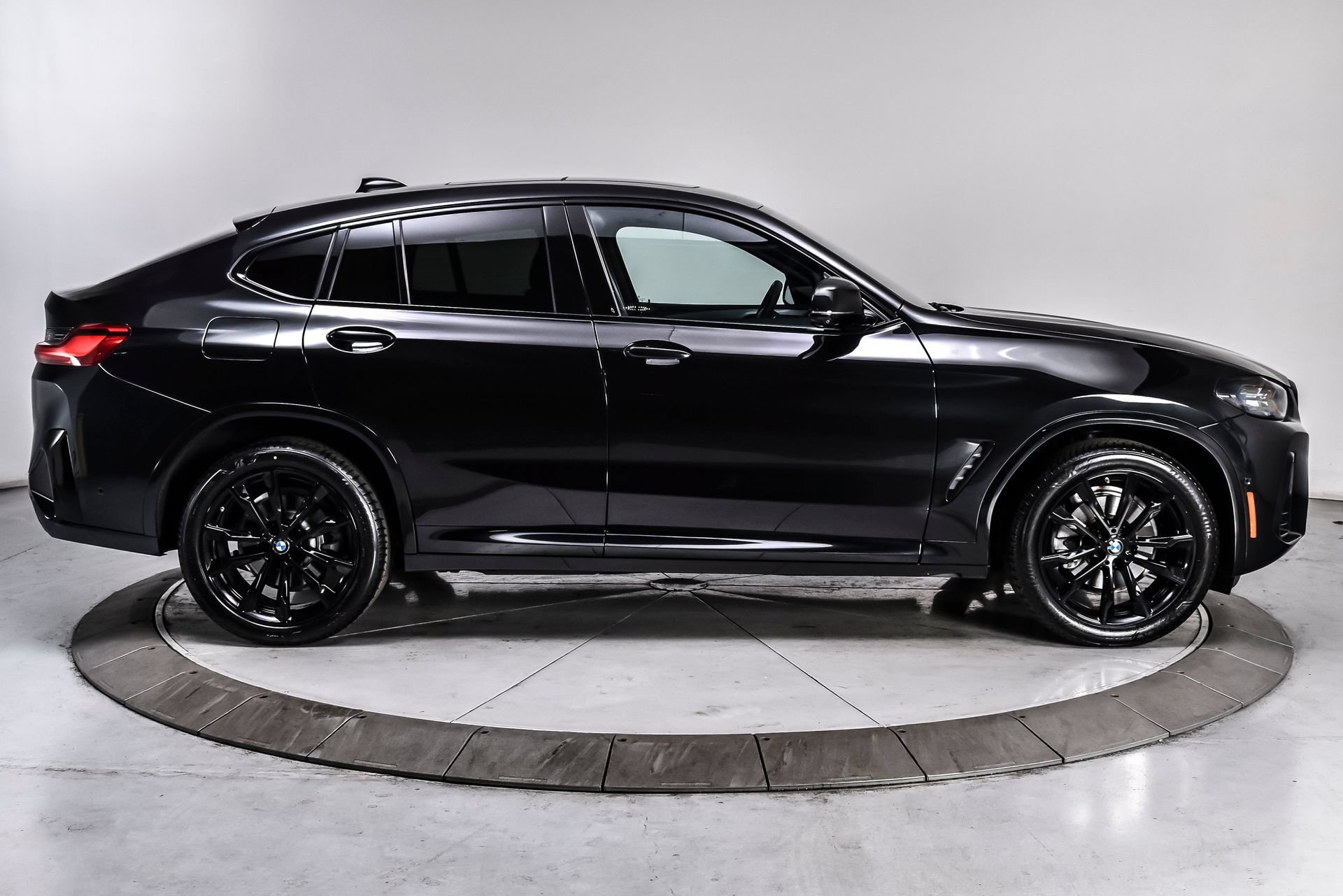Used 2024 BMW X4 xDrive30i w/ Premium Package AWD/4WD image 7