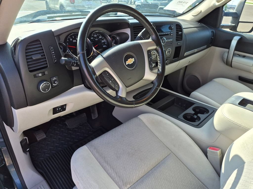 Used 2009 Chevrolet Silverado 2500 LT w/ Interior Plus Package AWD/4WD image 10