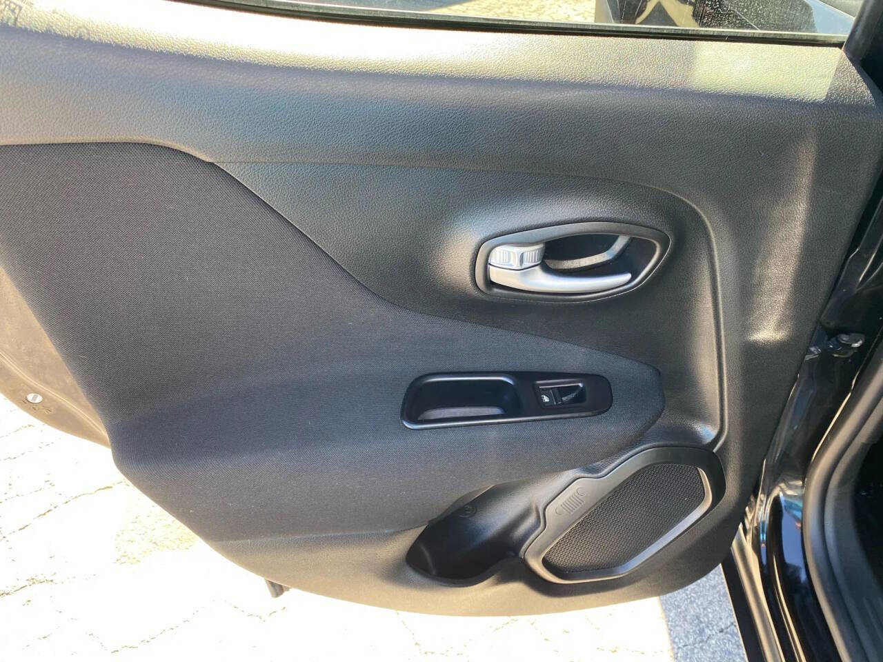 Used 2020 Jeep Renegade Latitude image 22