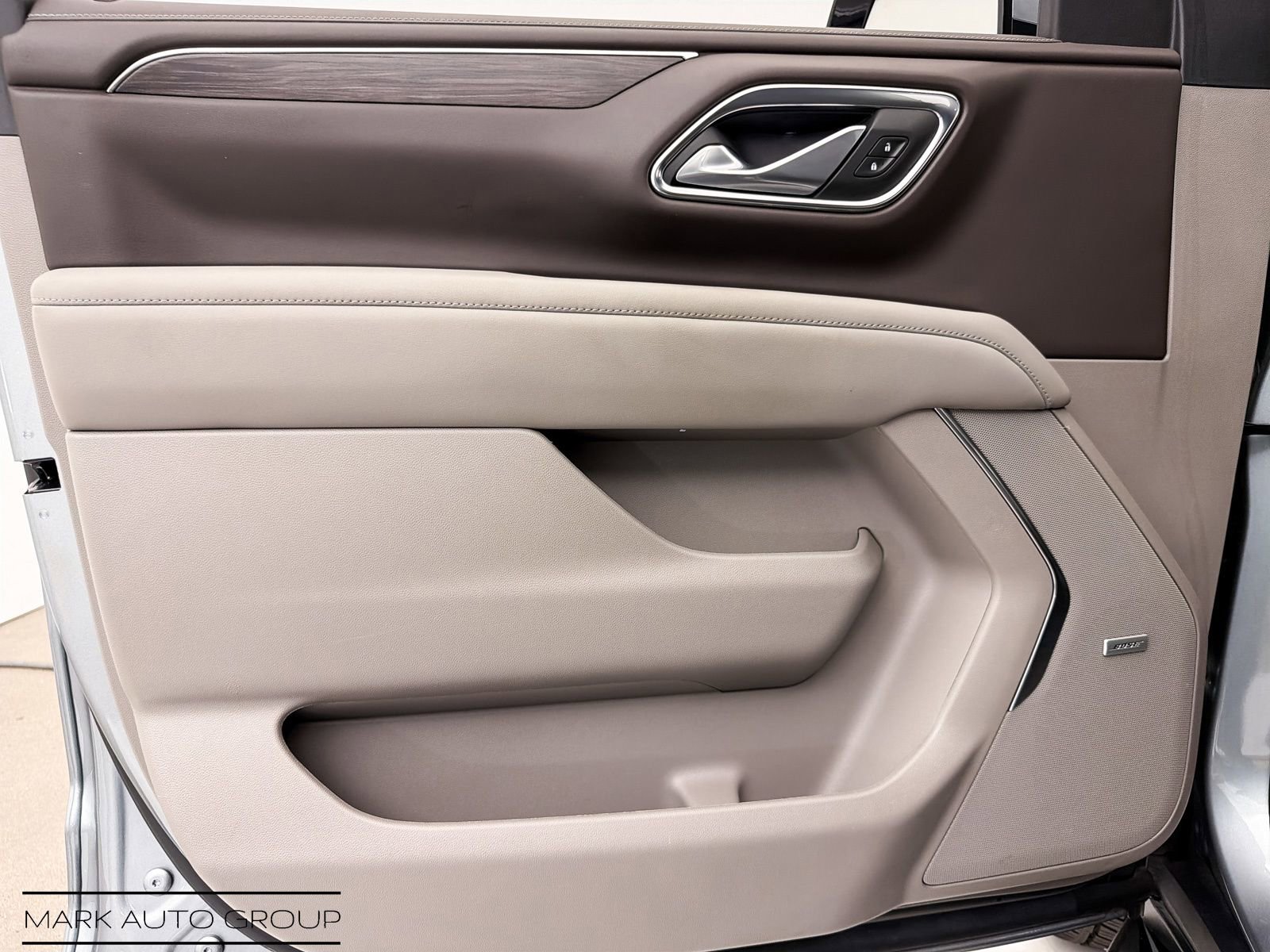 Used 2024 Chevrolet Suburban LT w/ Luxury Package RWD image 19