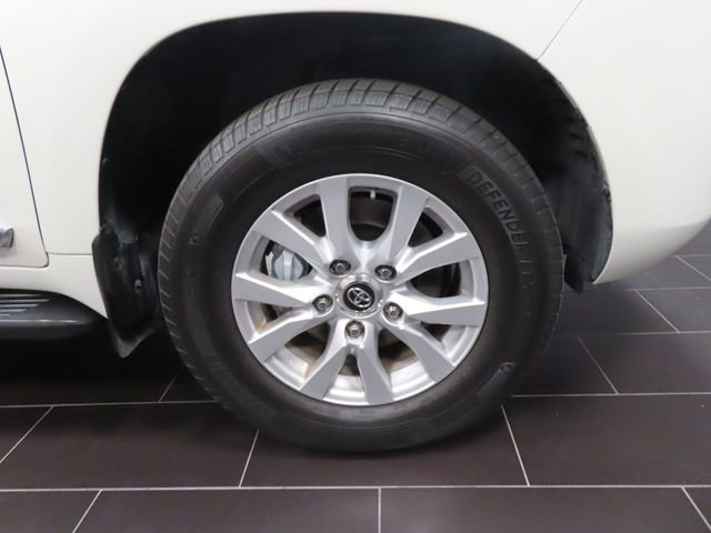 Used 2016 Toyota Land Cruiser image 18