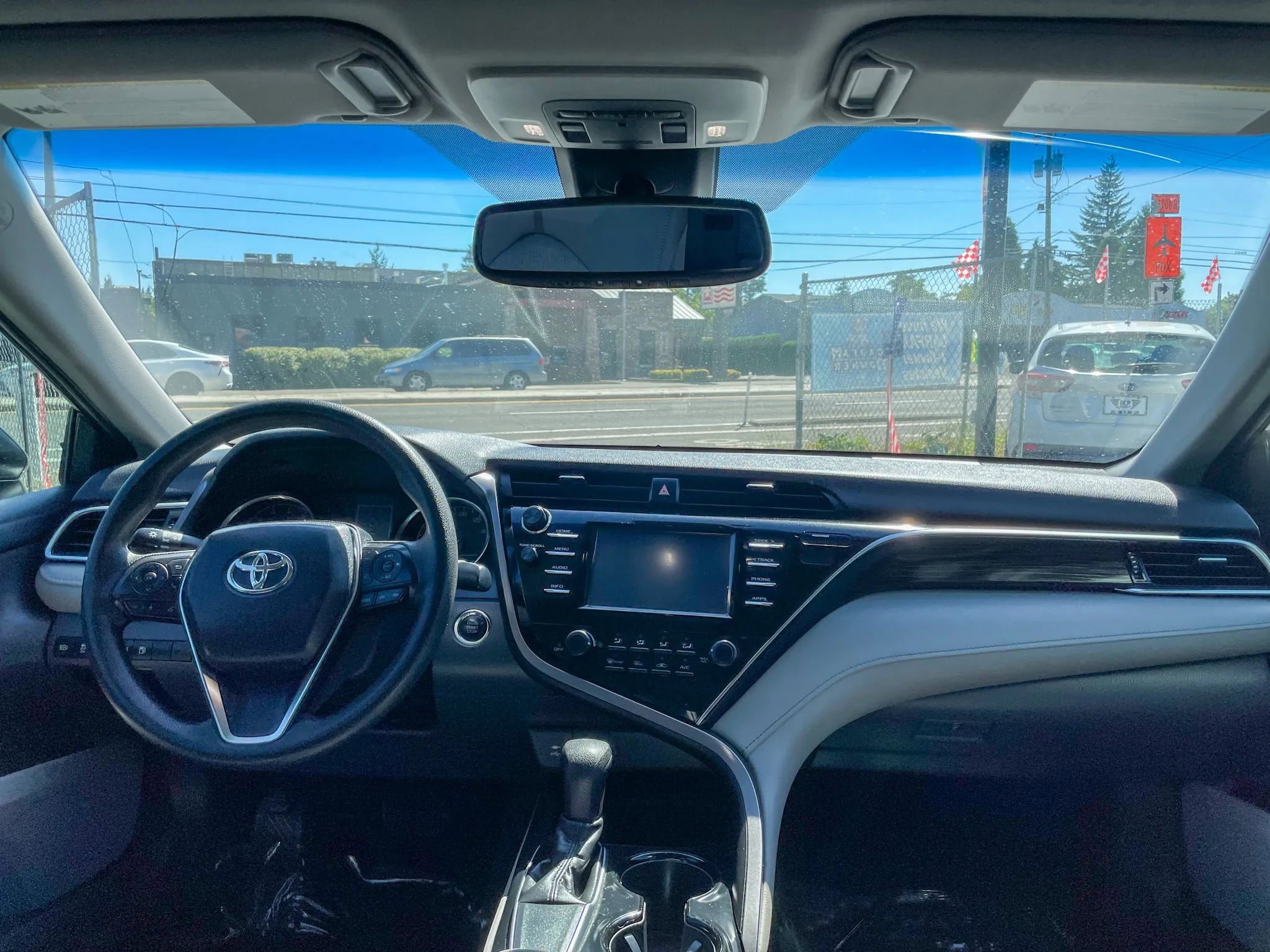 Used 2018 Toyota Camry LE image 3