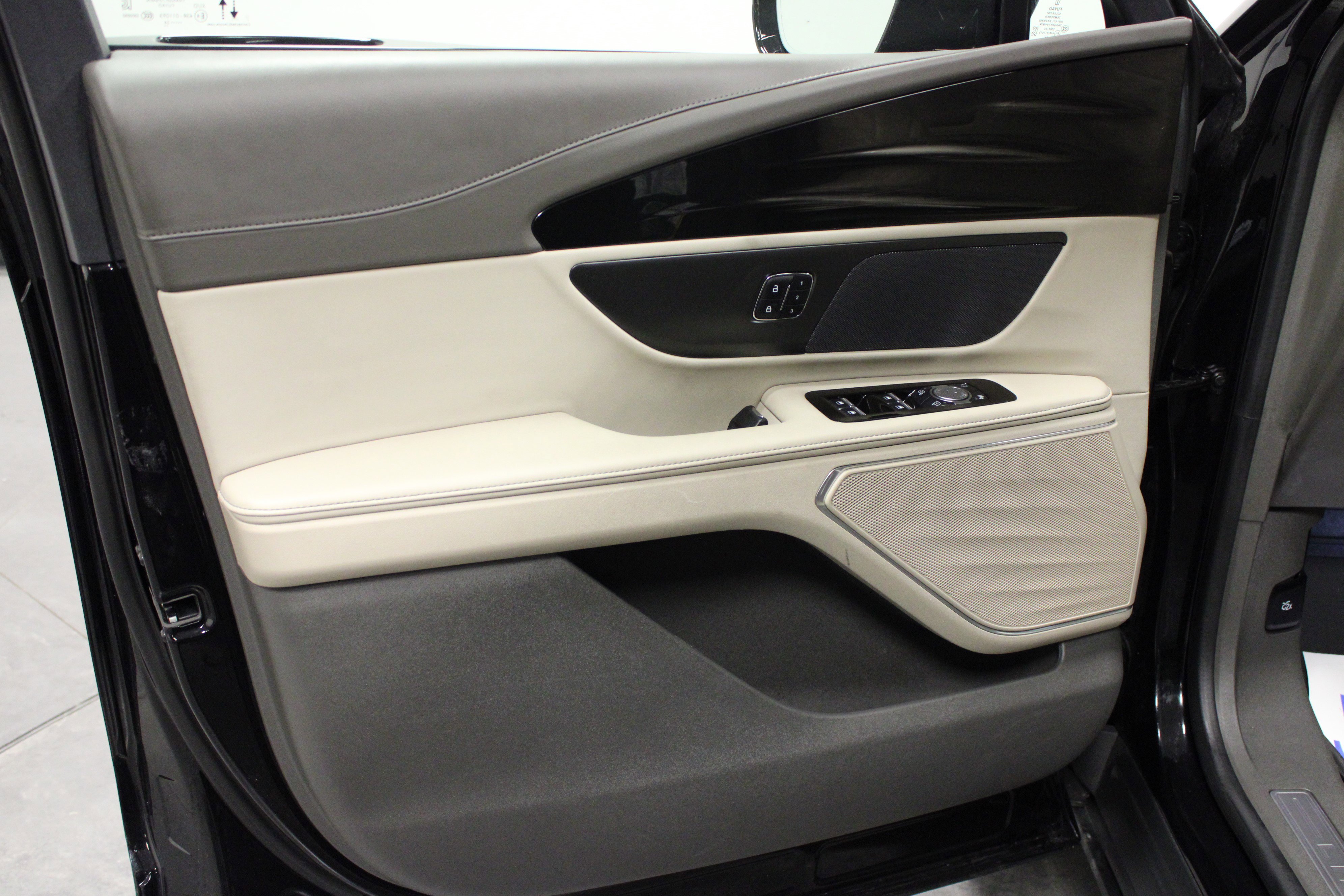 Used 2024 Lincoln Nautilus Premier image 11