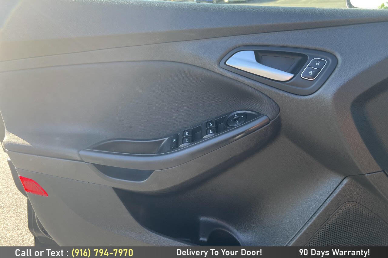 Used 2015 Ford Focus SE w/ SE Sport Package FWD image 18
