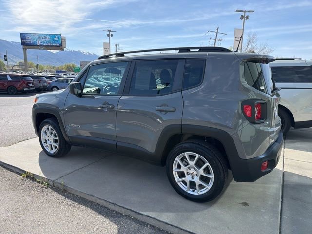 Used 2022 Jeep Renegade Latitude w/ Convenience Group AWD/4WD image 3