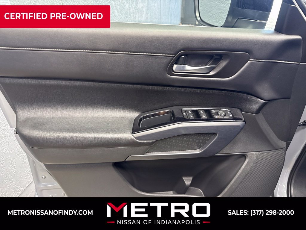 Used 2023 Nissan Pathfinder SL AWD/4WD image 16