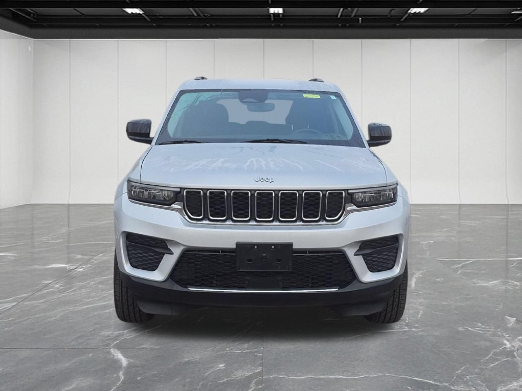 Used 2024 Jeep Grand Cherokee Laredo AWD/4WD image 8