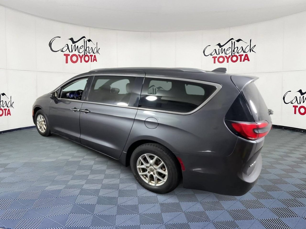 Used 2021 Chrysler Pacifica Touring-L FWD image 9
