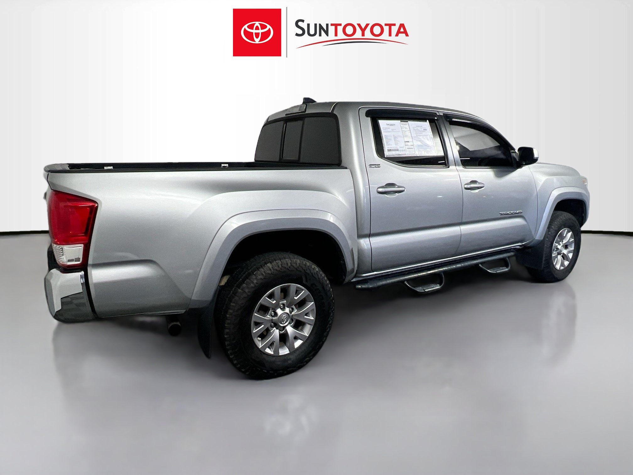 Used 2017 Toyota Tacoma SR5 w/ Tow Package RWD image 4