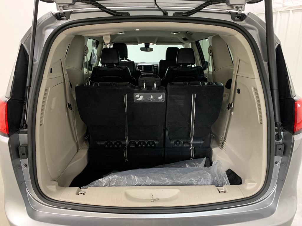 Used 2020 Chrysler Pacifica Touring-L FWD image 25