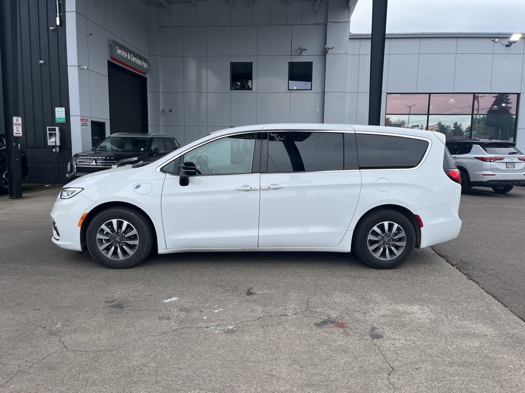 Used 2024 Chrysler Pacifica Select image 4