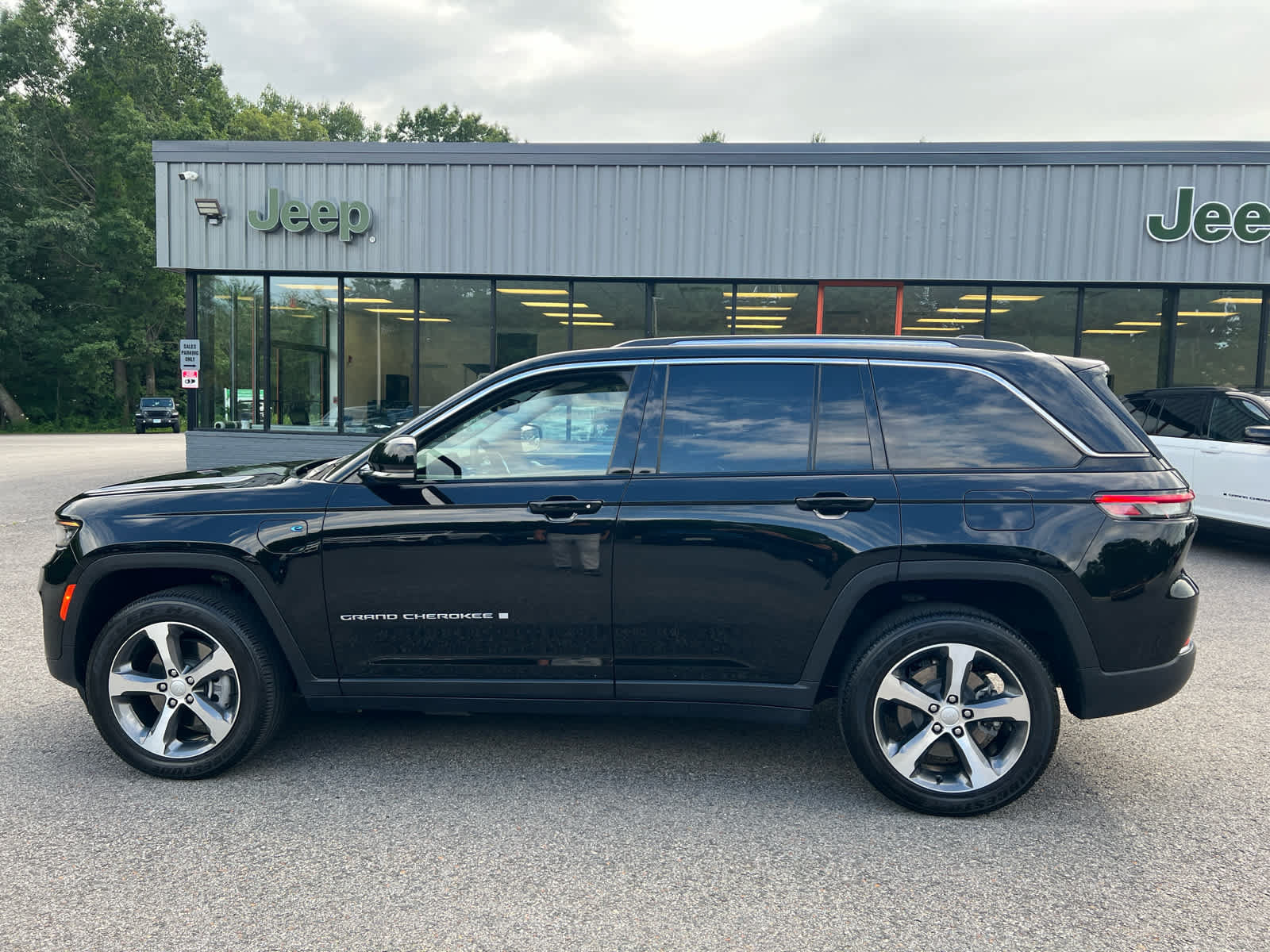 Used 2023 Jeep Grand Cherokee 4WD 4xe image 4
