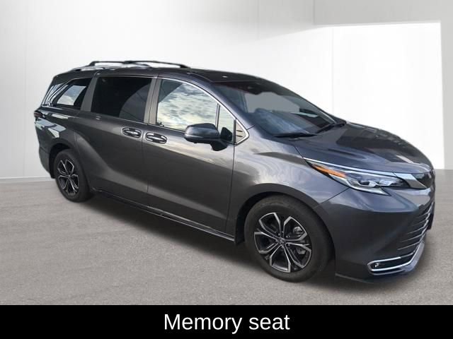 Used 2025 Toyota Sienna Platinum AWD/4WD image 9