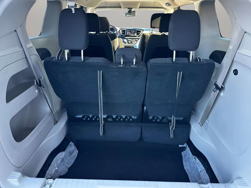 Used 2023 Chrysler Voyager LX image 17