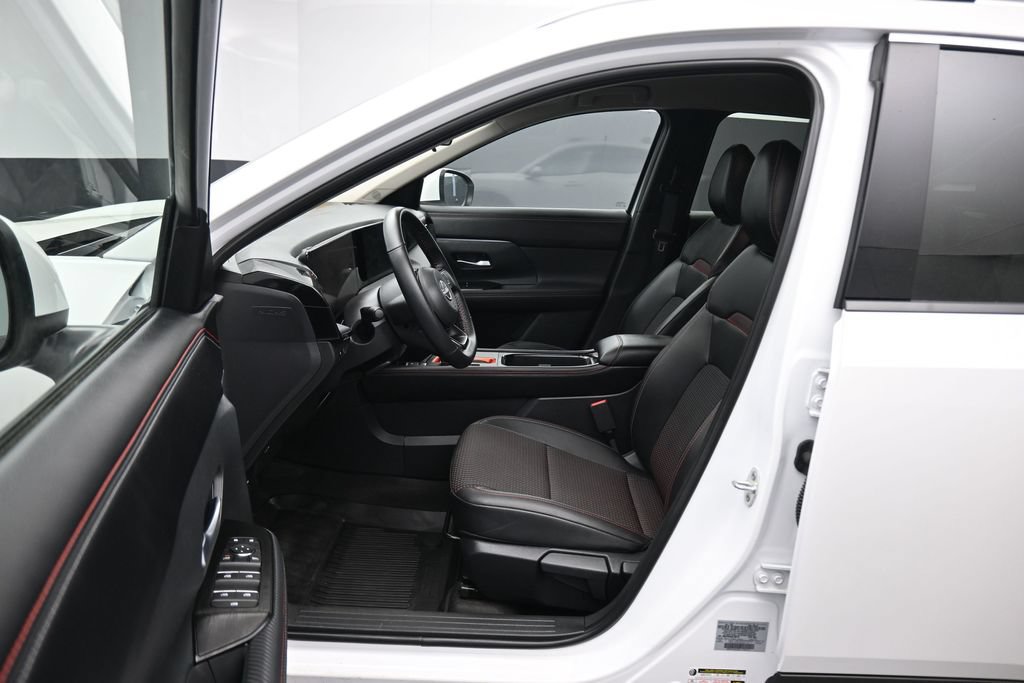 Used 2025 Nissan Kicks SR FWD image 11